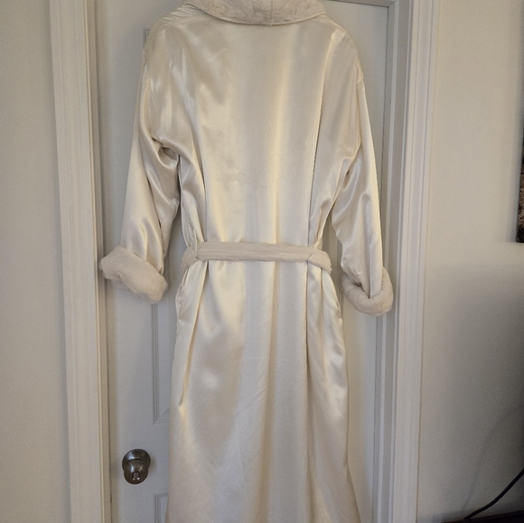 XL New w/o tags Faux Fur & Faux Silk Plush Robe by Giraffe At Home - Picture 3 of 3